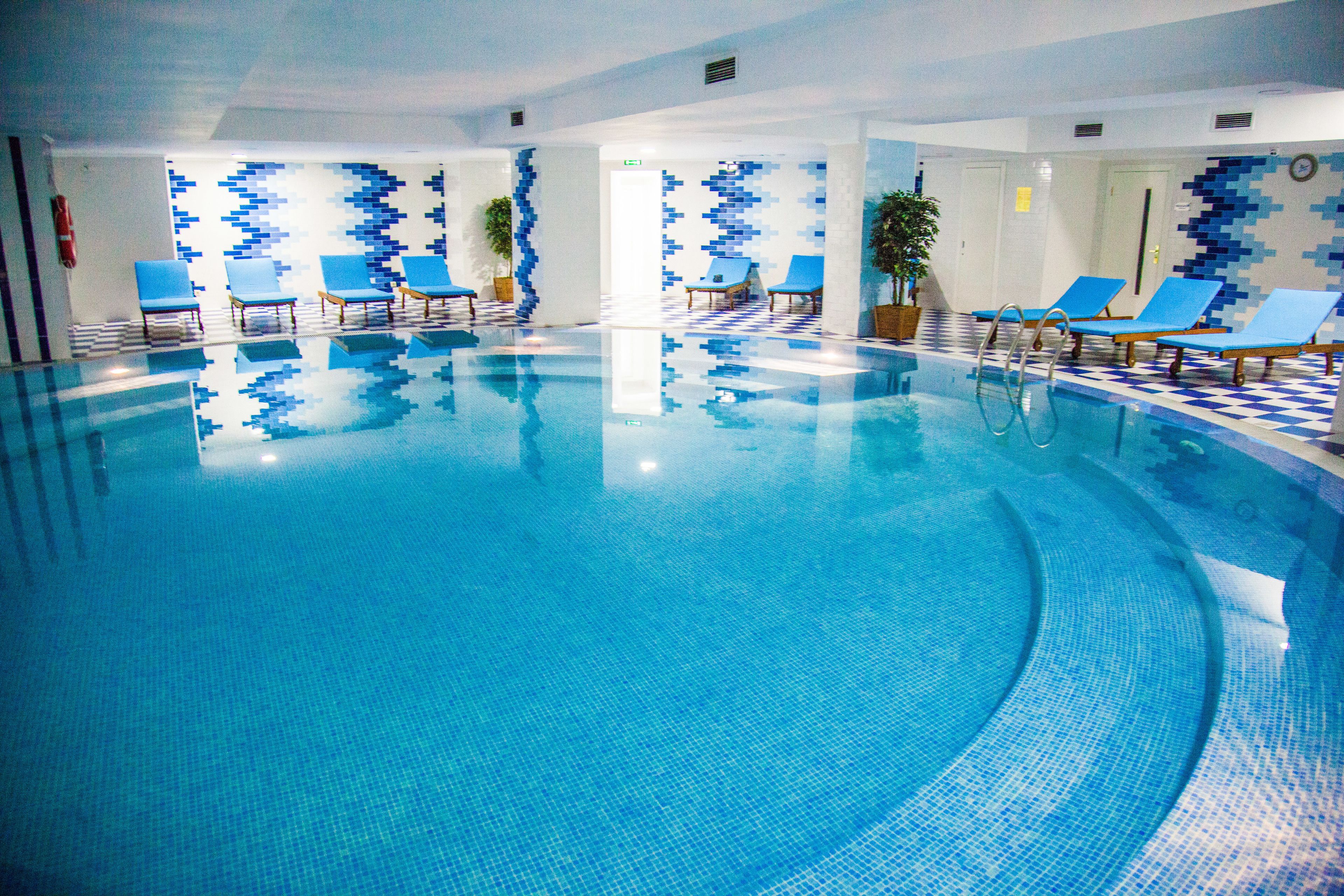 Indoor pool, sun loungers