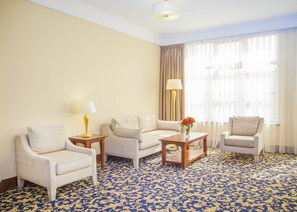 Minibar, in-room safe, desk, soundproofing - Ramada by Wyndham Almaty (Almaty)