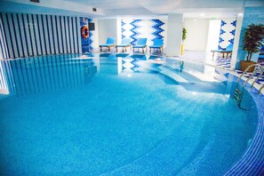 Indoor pool, pool loungers - Ramada by Wyndham Almaty (Almaty)