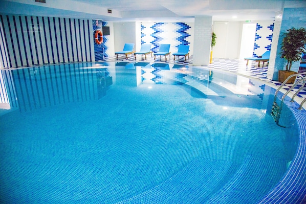 Indoor pool, sun loungers