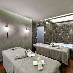 Een sauna, een stoombad, een Turks bad/hammam, lichaamsbehandelingen