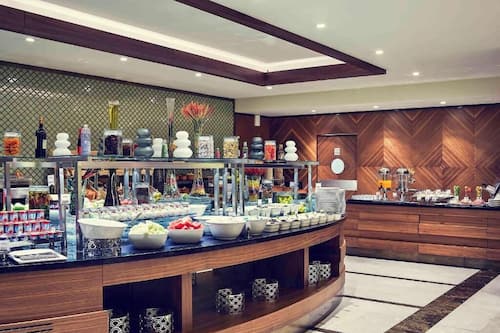 Petit déjeuner, déjeuner et dîner servis sur place