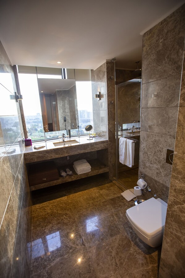 A modern bathroom with a large mirror, dual sinks, a shower, and a toilet. - Uranus Istanbul Topkapı (Istanbul)