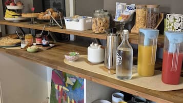 Desayuno buffet (EUR 8 por persona)