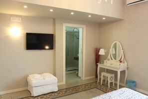 Superior Double Room | Premium bedding, minibar, desk, soundproofing - B&B Suite Cutelli (Catania)