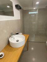 Doccia, set di cortesia gratuito, asciugacapelli, bidet