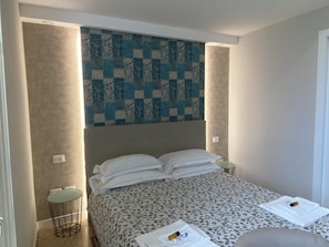 Ropa de cama de alta calidad, minibar, escritorio