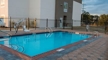 Una piscina al aire libre de temporada