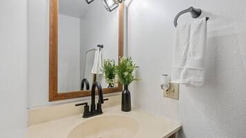 Tina con regadera y toallas