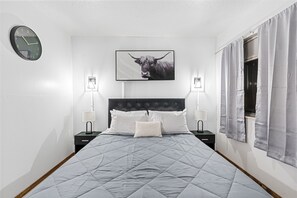 Deluxe Room, 1 Queen Bed with Sofa bed, Non Smoking, Kitchenette | Individually decorated, individually furnished, free WiFi, bed sheets - Custom Stay Thief River Falls (Thief River Falls)