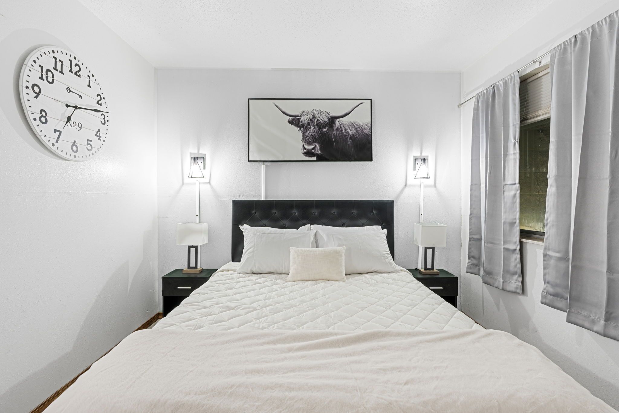 Room, 1 King Bed, Non Smoking, Refrigerator & Microwave | Individually decorated, individually furnished, free WiFi, bed sheets