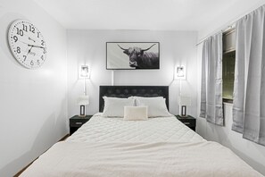 Habitación, 1 cama King size, para no fumadores, refrigerador y microondas | Decoración personalizada, muebles diferentes y wifi gratis 