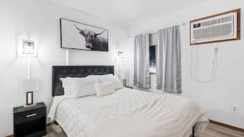 Zimmer, 1 King-Bett, Nichtraucher, Kühlschrank und Mikrowelle | Individuell dekoriert, individuell eingerichtet, kostenloses WLAN