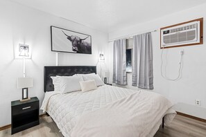 Habitación, 1 cama King size, para no fumadores, refrigerador y microondas | Decoración personalizada, muebles diferentes y wifi gratis 