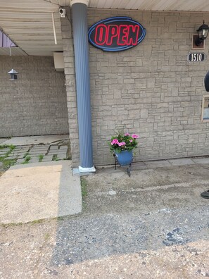 Vista frontal de la propiedad