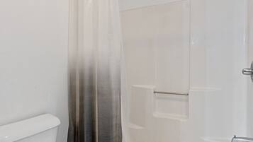 Deluxe Room, 1 Queen Bed with Sofa bed, Non Smoking, Kitchenette | Bathroom | Combined shower/bathtub, towels