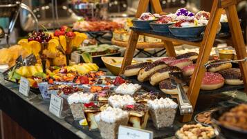 Se ofrece un desayuno bufé todos los días (por un coste adicional)