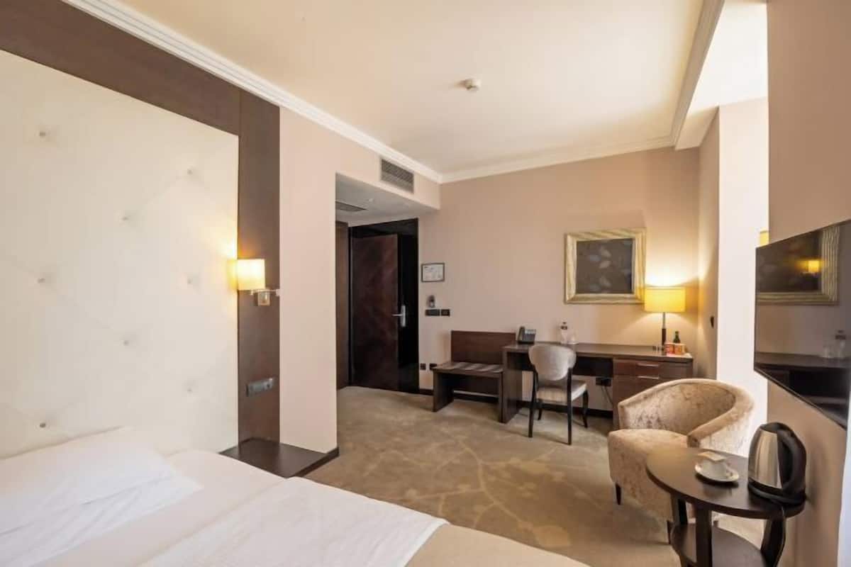 1 Schlafzimmer, hochwertige Bettwaren, Zimmersafe, Schreibtisch