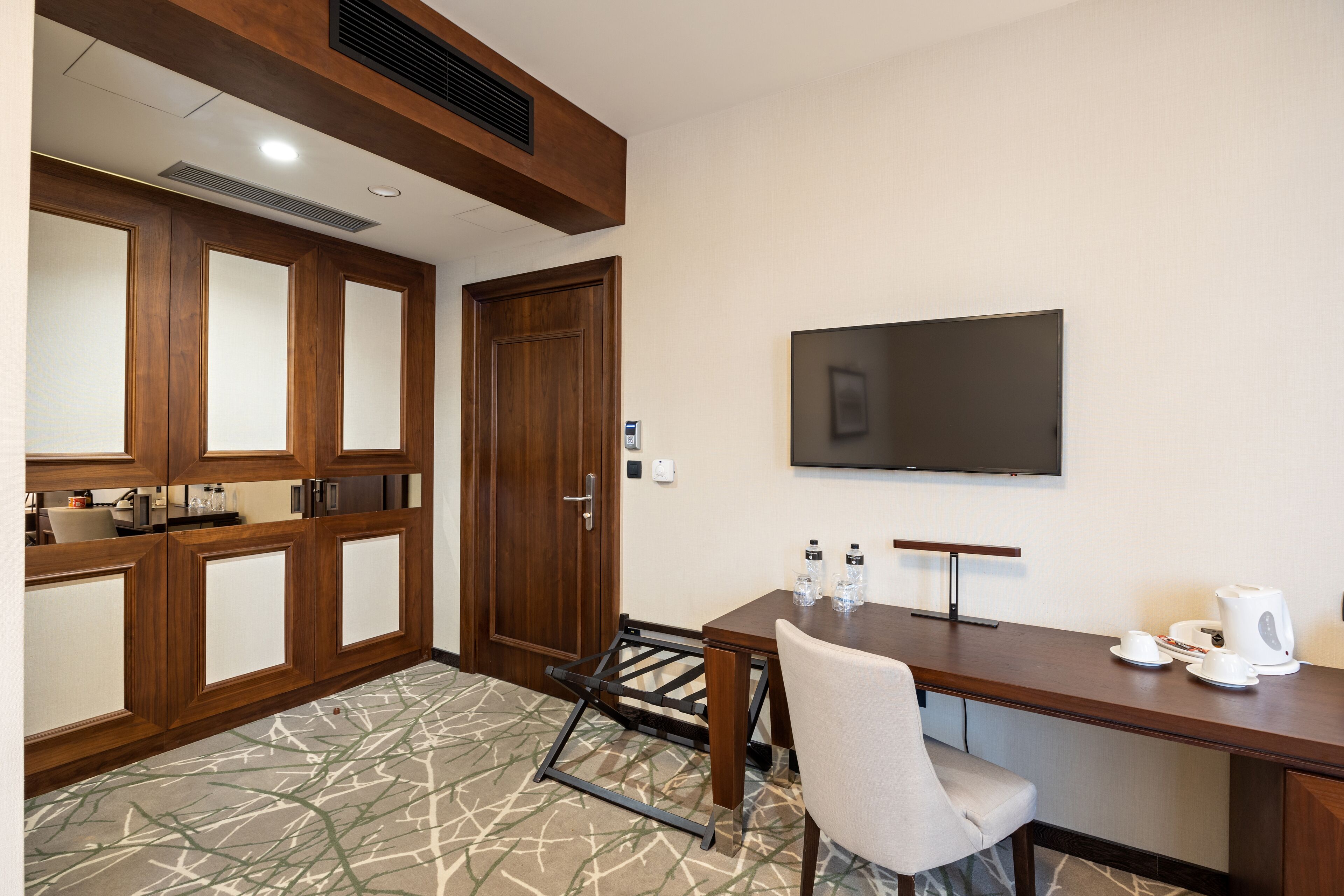 standard double room, 1 king bed | 1 bedroom, premium bedding, in-room safe, desk