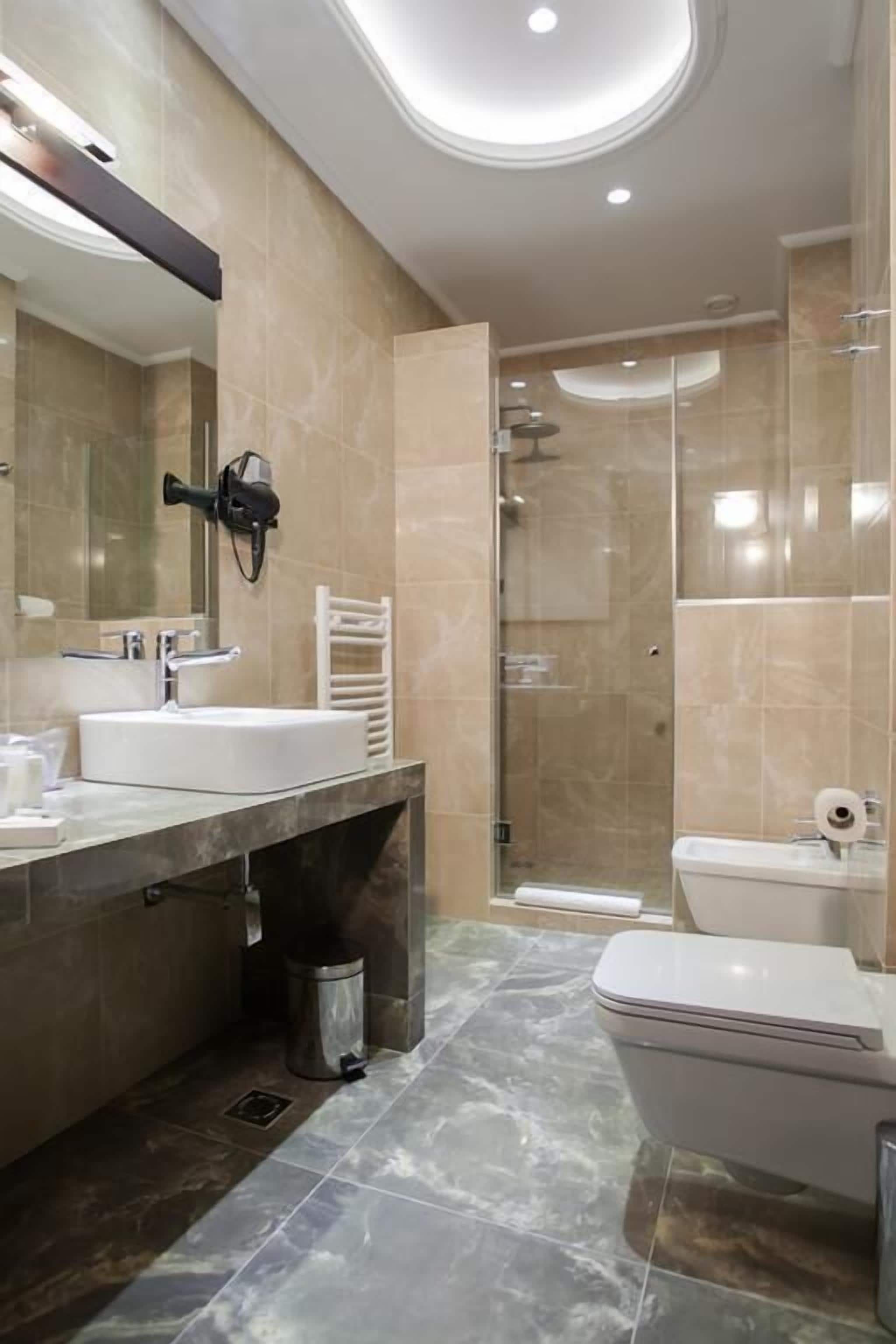 standard single room, 1 large single bed | bathroom | shower, free toiletries, hair dryer, towels