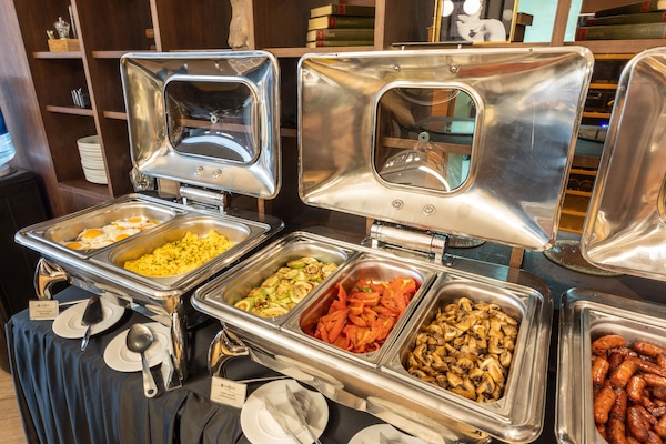 Tägliches Frühstücksbuffet (1400 RSD pro Person)