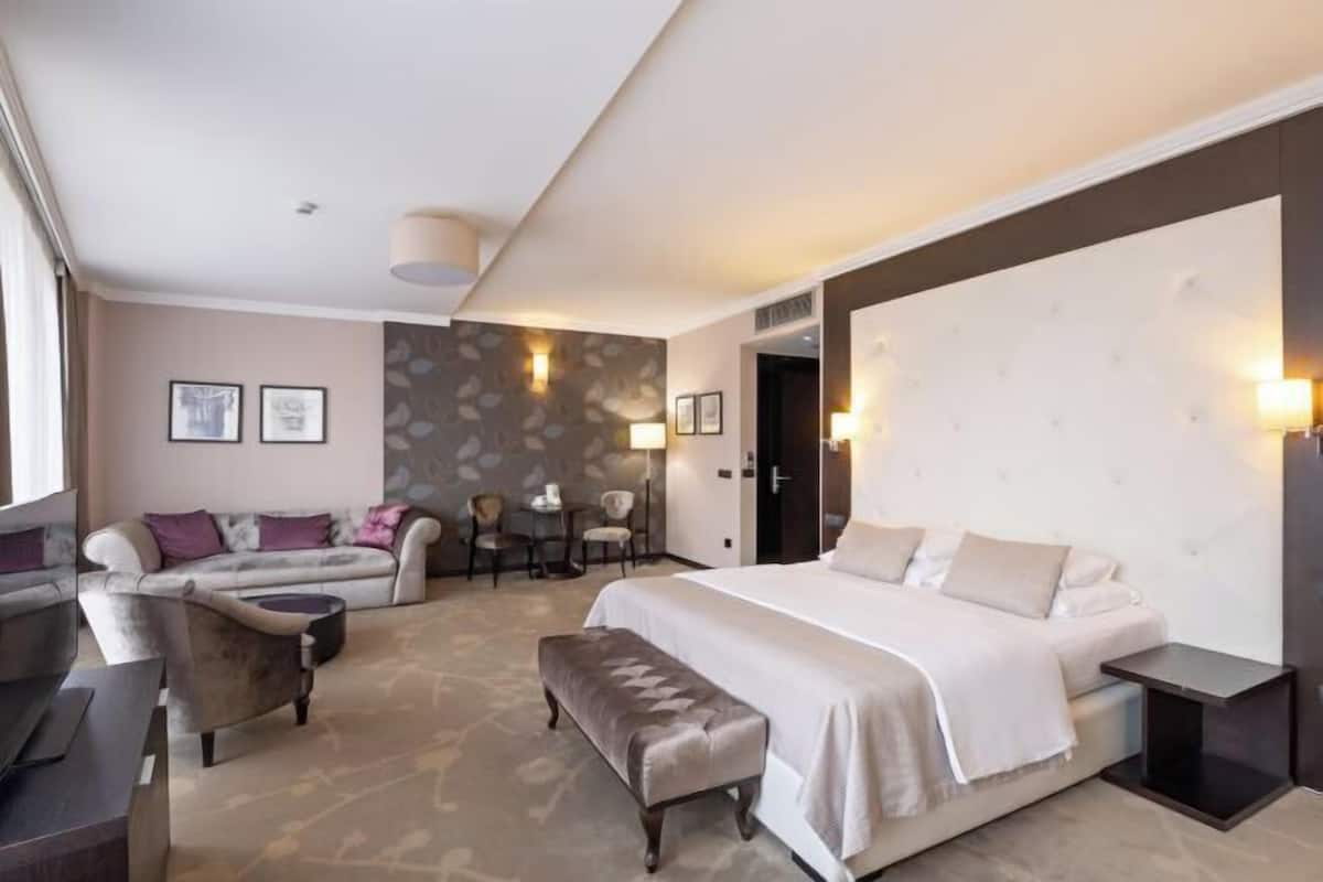 1 Schlafzimmer, hochwertige Bettwaren, Zimmersafe, Schreibtisch