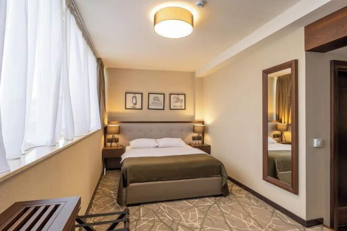 1 Schlafzimmer, hochwertige Bettwaren, Zimmersafe, Schreibtisch