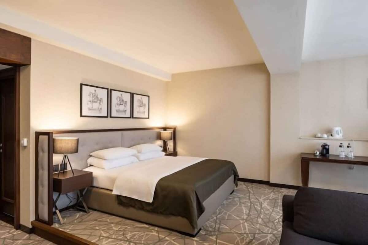 1 Schlafzimmer, hochwertige Bettwaren, Zimmersafe, Schreibtisch