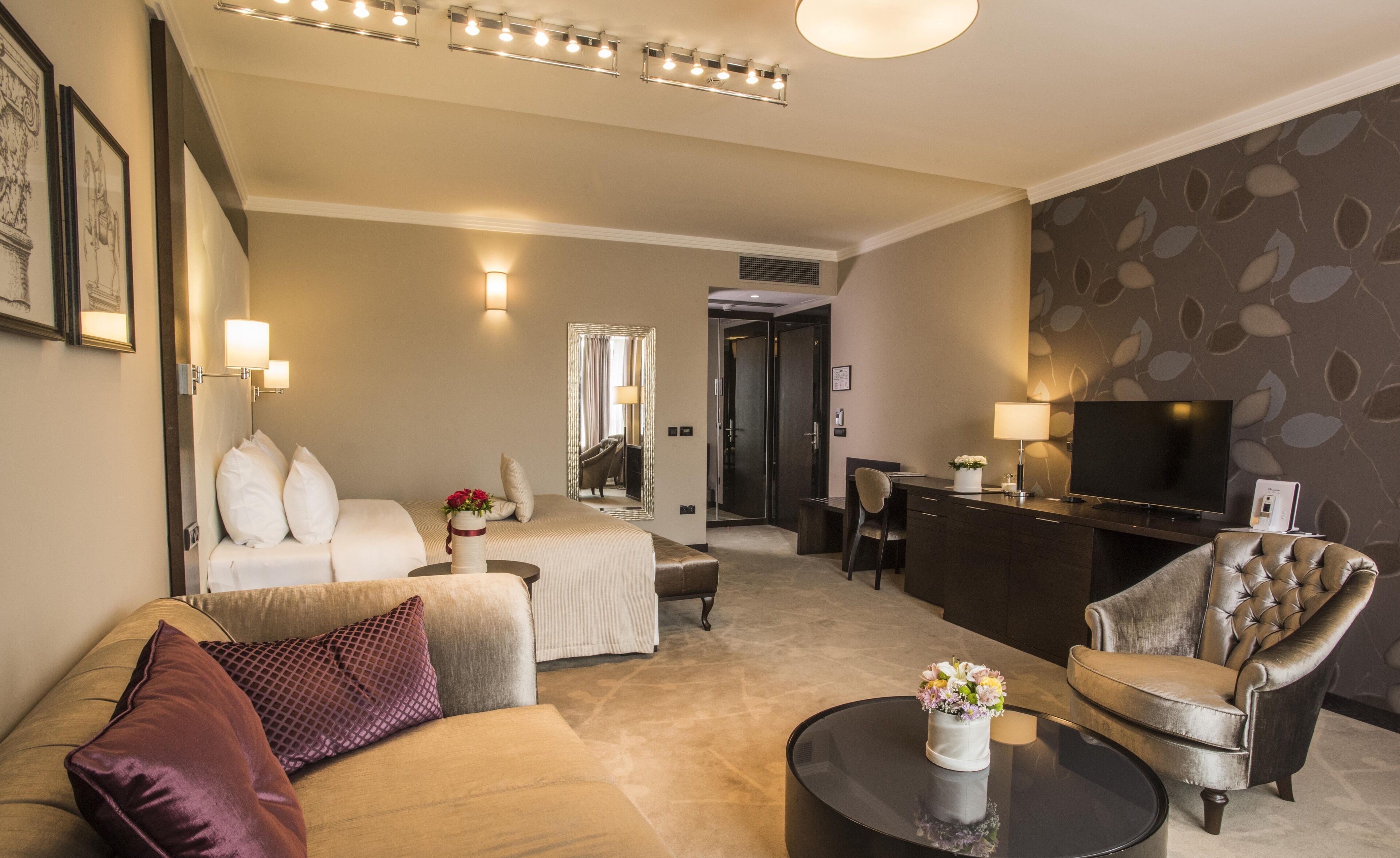 deluxe twin room, multiple beds | 1 bedroom, premium bedding, in-room safe, desk