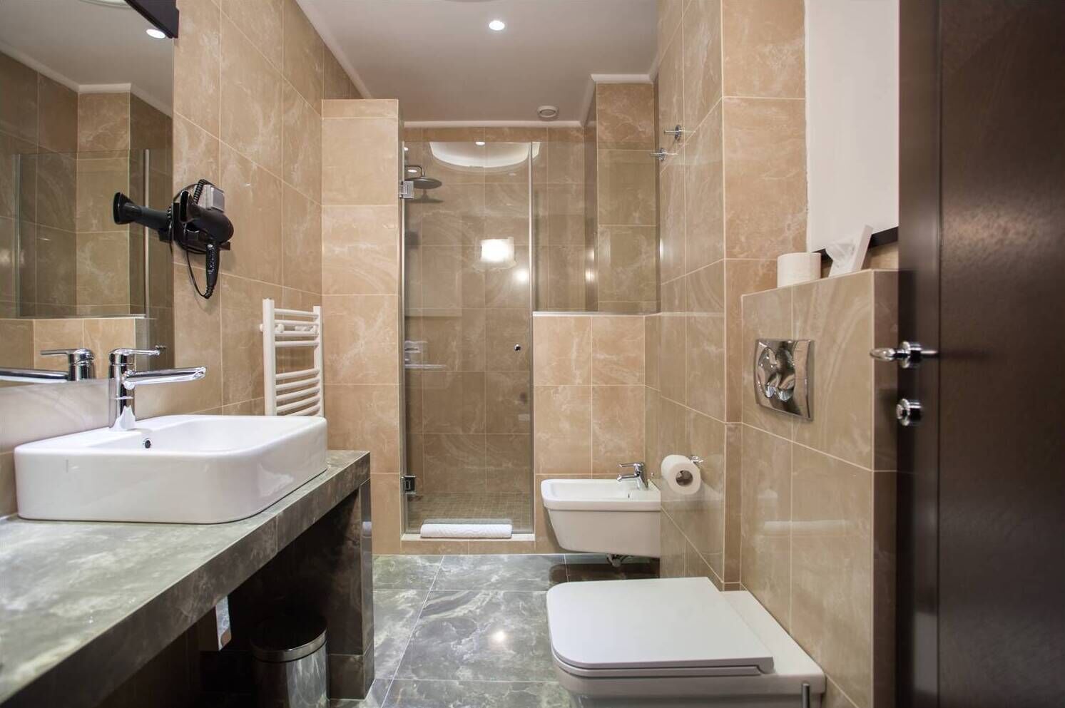 family room, multiple beds | bathroom | shower, free toiletries, hair dryer, towels