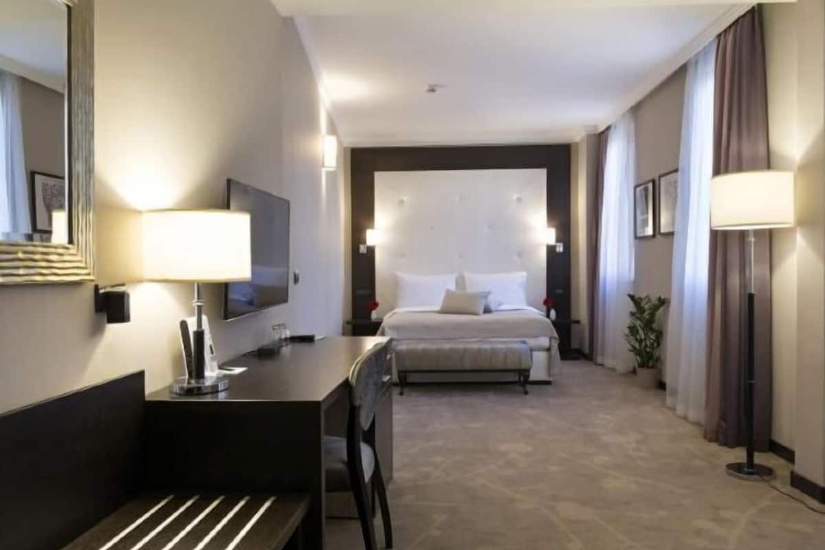 1 Schlafzimmer, hochwertige Bettwaren, Zimmersafe, Schreibtisch