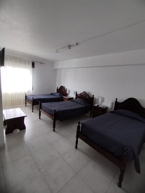 Habitación triple | Caja fuerte, wifi gratis, ropa de cama