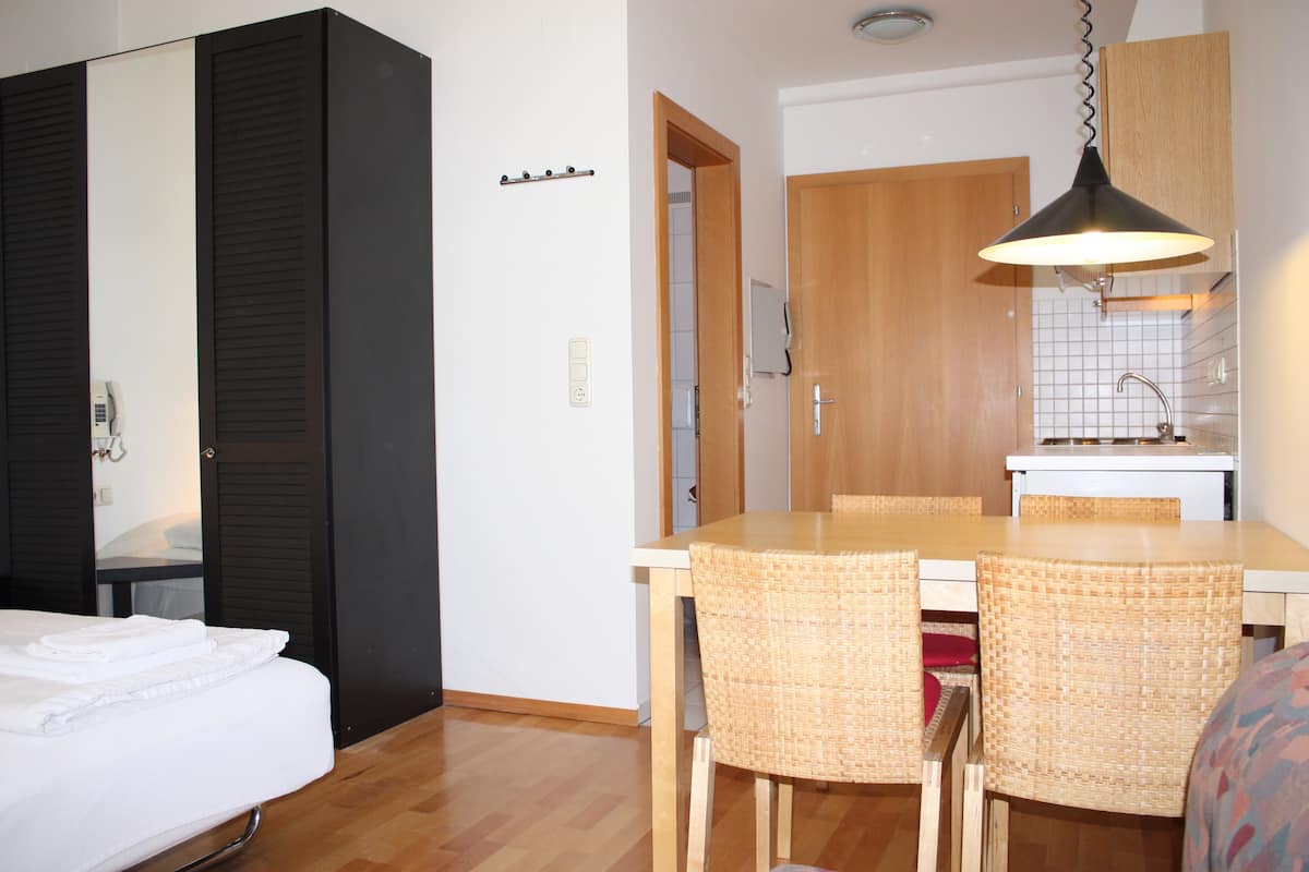 Studio économique, balcon, vue sur le jardin (Excl. One-time service fee of 55 EUR) | Repas dans la chambre