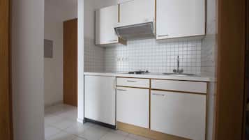 Traditional-Apartment, 1 Schlafzimmer, Balkon (Excl. One-time service fee of 65 EUR) | Eigene Kochnische | Kühlschrank, Mikrowelle, Herdplatte, Geschirrspüler