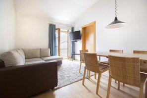 Appartement Tradition, 2 chambres, balcon (Excl. One-time service fee of 80 EUR) | Salle de séjour | Télévision à écran plat de 40 pouces avec chaînes par satellite