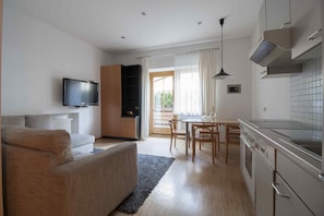 Appartement, 1 chambre, balcon, vue montagne (Excl. One-time service fee of 65 EUR) | Coin séjour | Télévision à écran plat de 40 pouces avec chaînes par satellite