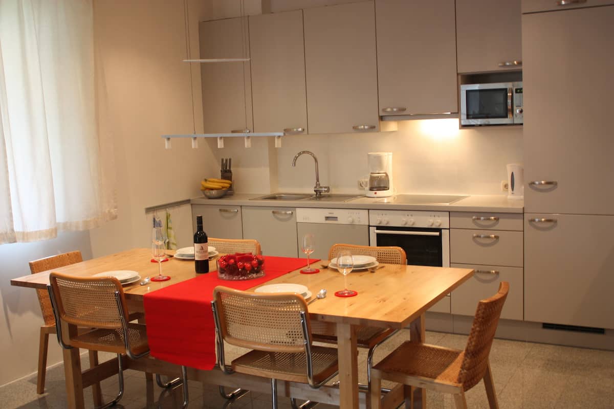 Appartement familial, 4 chambres, terrasse (Excl. One-time service fee of 210 EUR) | Cuisine privée | Réfrigérateur, four à micro-ondes, surface de cuisson, lave-vaisselle