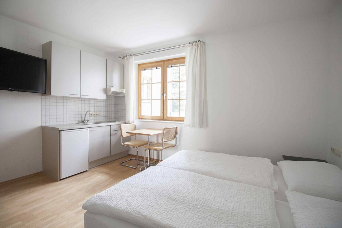 Basic Studio (Excl. One-time service fee of 50 EUR) | Living area | 40-inch flat-screen TV with satellite channels, TV
