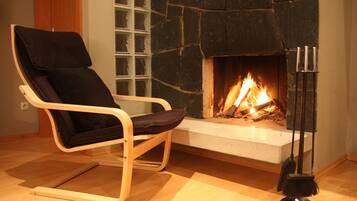 Familienapartment, 4 Schlafzimmer, Terrasse, Gartenblick (Excl. One-time service fee of 210 EUR) | Wohnbereich | 40-Zoll-Flachbildfernseher mit Satellitenempfang, Fernseher