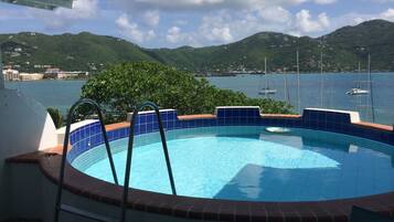 高級寢具、房內夾萬、書桌、熨斗/熨衫板