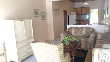 Suite, 2 slaapkamers, privézwembad | Luxe beddengoed, een kluis op de kamer, een bureau