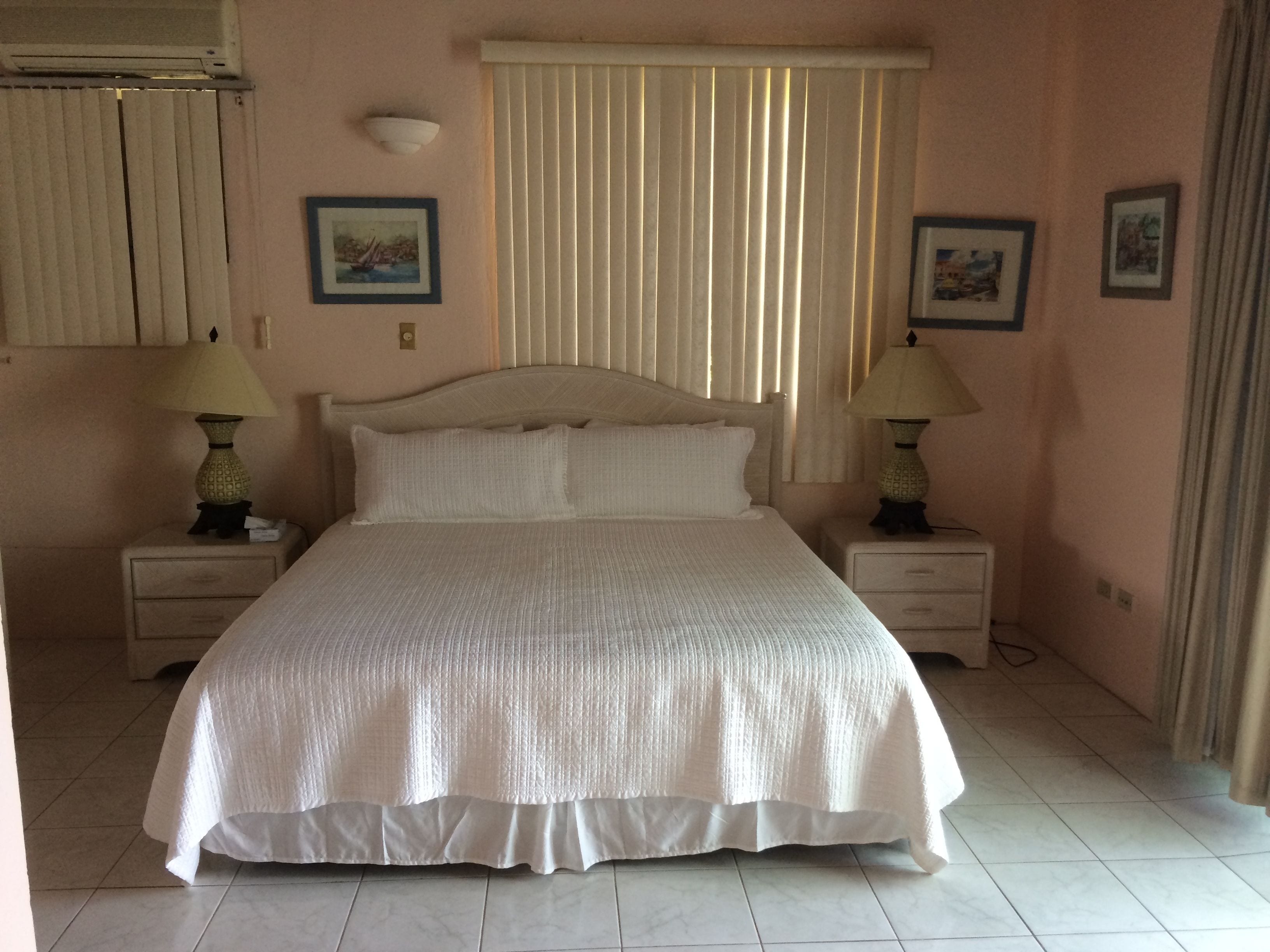 Suite, 2 slaapkamers | Luxe beddengoed, een kluis op de kamer, een bureau