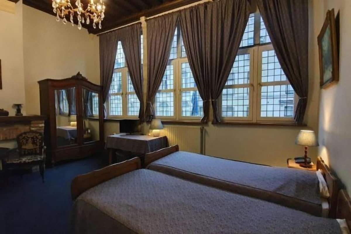 Minibar, cunas gratuitas, wifi gratis y ropa de cama