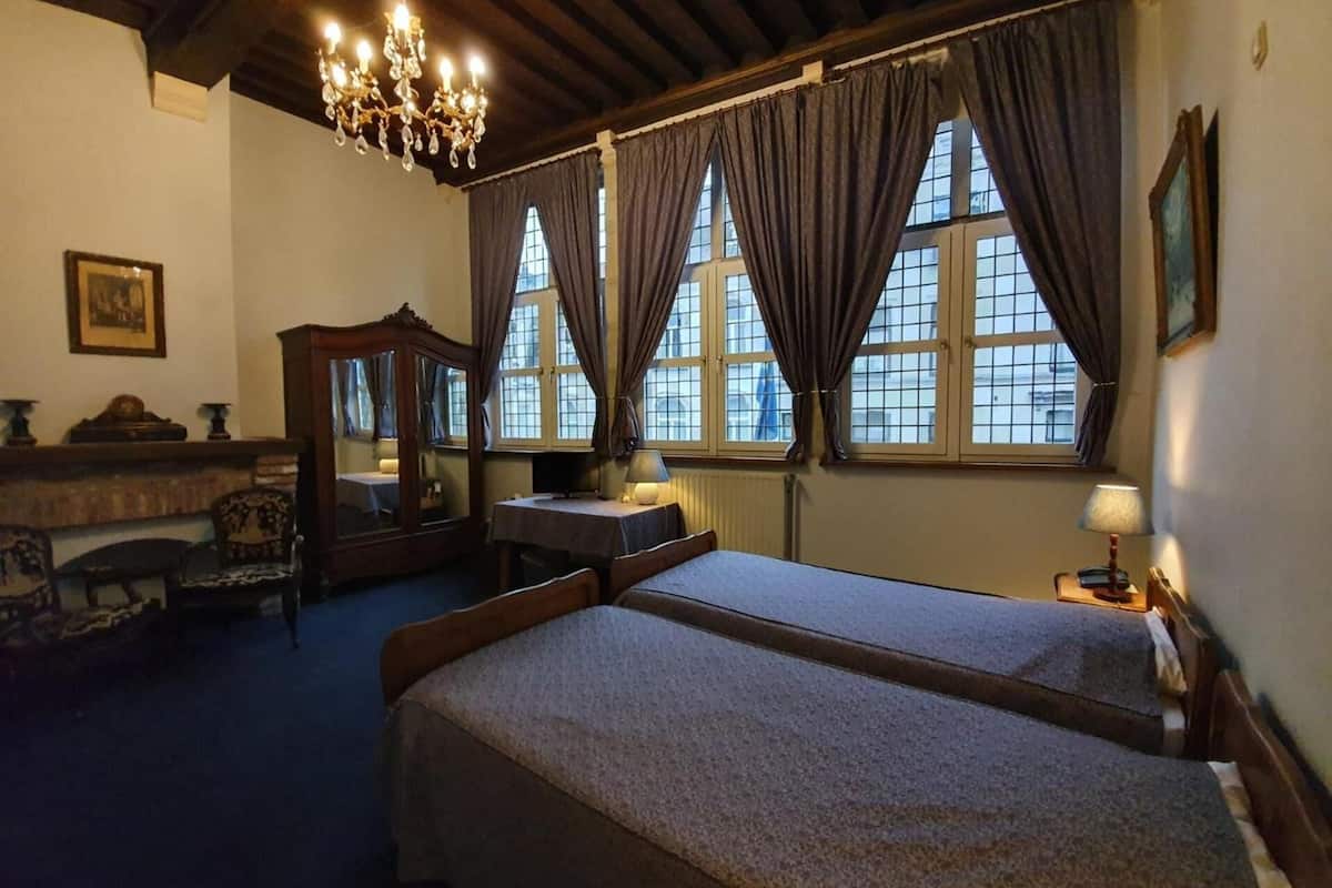 minibar, free cots/infant beds, free wifi, bed sheets