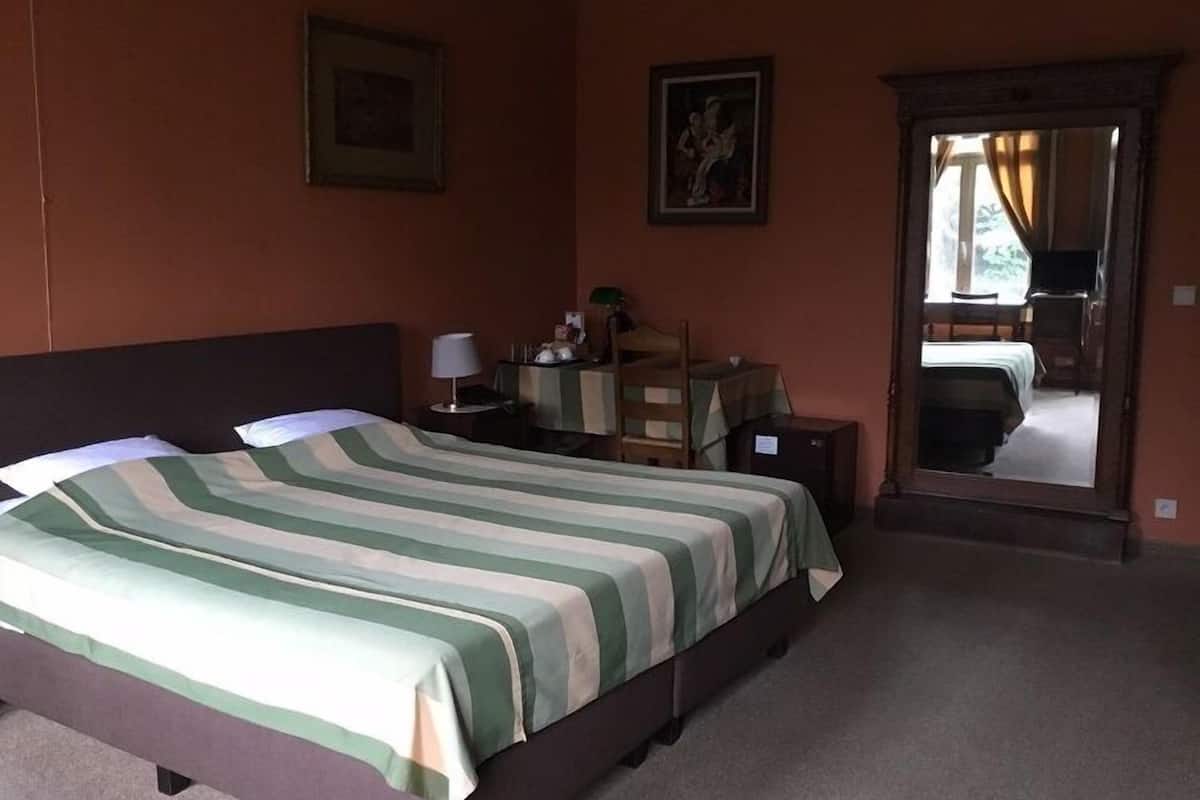 minibar, free cots/infant beds, free wifi, bed sheets