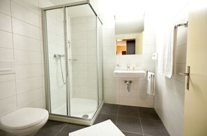 Een douche, een haardroger, handdoeken