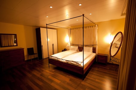 Caja de seguridad en la habitación, escritorio y wifi gratis . Hotel Goldener Schlüssel