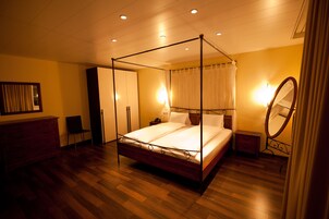 Cofres nos quartos, escrivaninha, Wi-Fi de cortesia, roupa de cama