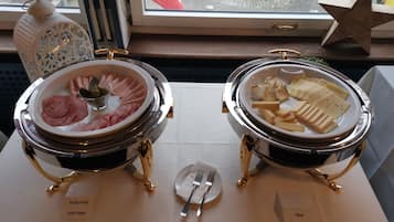 Daily buffet breakfast (CHF 15 per person)
