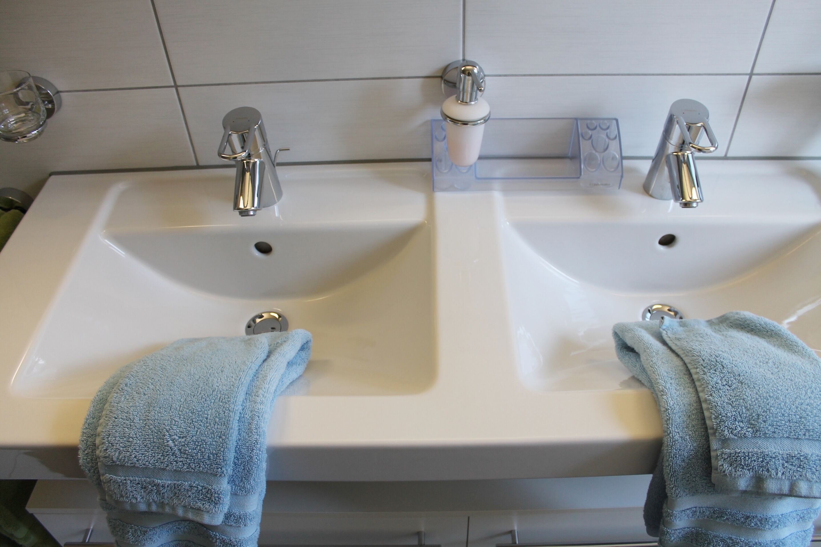 basic apartment, 3 bedrooms | bathroom sink